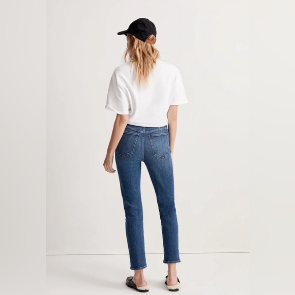Madewell- The Perfect Vintage Jean in Manorford Wash: Instacozy Edition - Picture 3 of 13